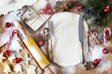 Ahşap bir masa üzerinde farklı şekiller tereyağı bisküvi yemek