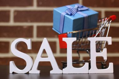 Bir tuğla duvar arka plan yeni yıl satılık ürünler için el arabalar