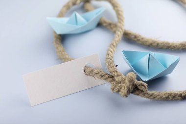 kalın örgülü halat ve gemi kağıt origami ile etiket