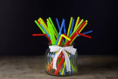 renkli plastik kokteyl ayakta bir cam ürünleri