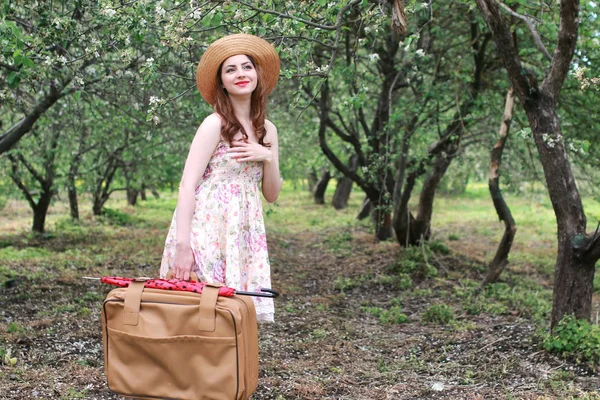 Mujer vestido al aire libre maleta retro park — Foto de Stock
