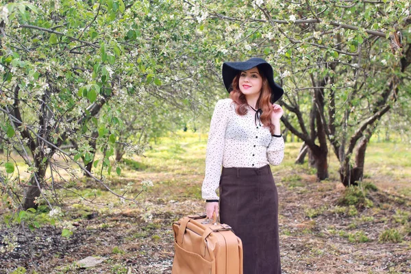 Mujer en vestido retro al aire libre maleta parque — Foto de Stock