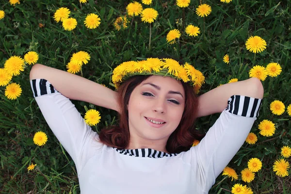 Sarı dandelions çayırda güneşli bir dinlenme kız — Stok fotoğraf