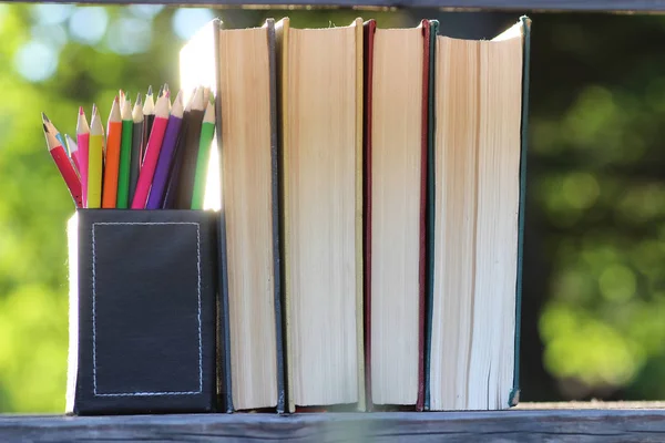 Libro pila fondo mesa madera al aire libre —  Fotos de Stock