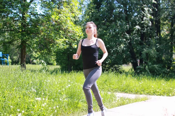 Frauensportlauf im Park im Freien — Stockfoto