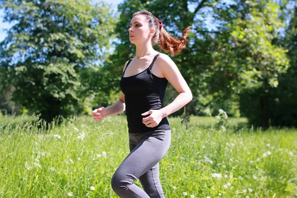 Mujer deporte correr en parque al aire libre — Foto de Stock