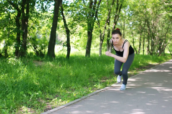Mujer deporte correr en parque al aire libre —  Fotos de Stock