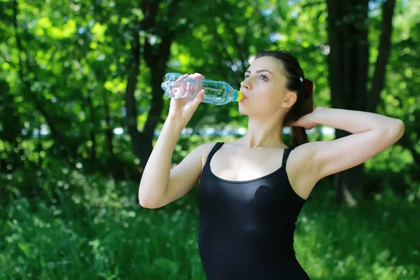 Mujer beber agua deporte —  Fotos de Stock