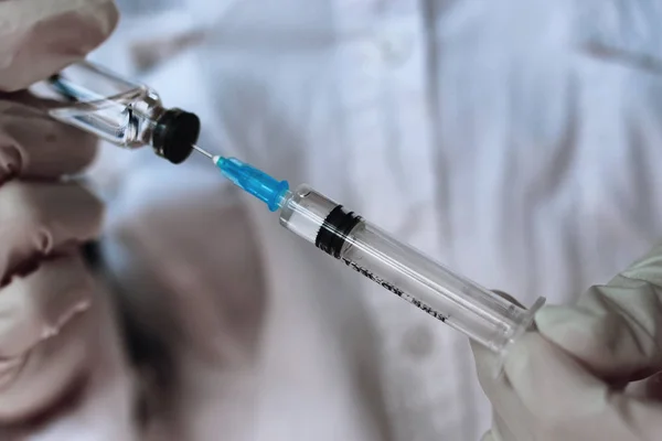 Az egészségügyi dolgozó fecskendőbe tárcsázza a vakcinát — Stock Fotó