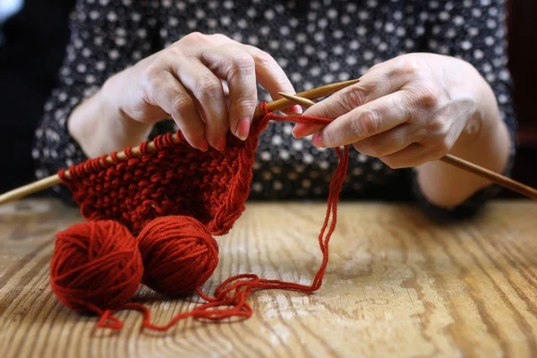 Seniorin strickt warme Pullover für ihren Enkel — Stockfoto