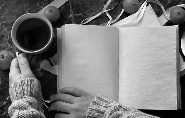 Blank pages opened vintage book on the table — Stock Photo, Image