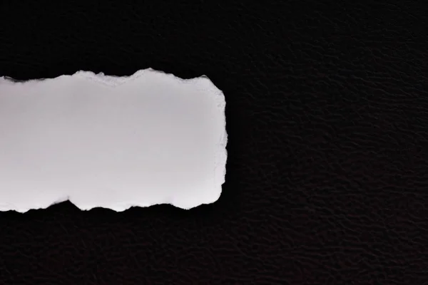 A sötét texturált bőr szöveg üres papír — Stock Fotó