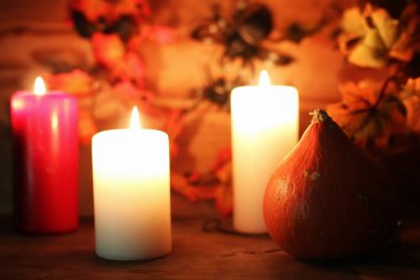 masa süslemeleri Cadılar Bayramı için Kabak kafa mum oyma