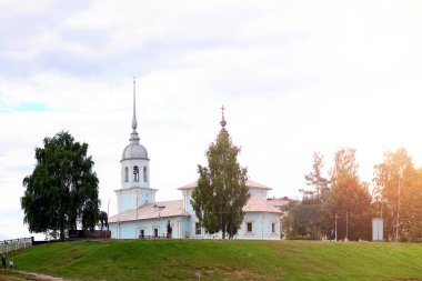 Katedral günbatımı ağaç üzerinde