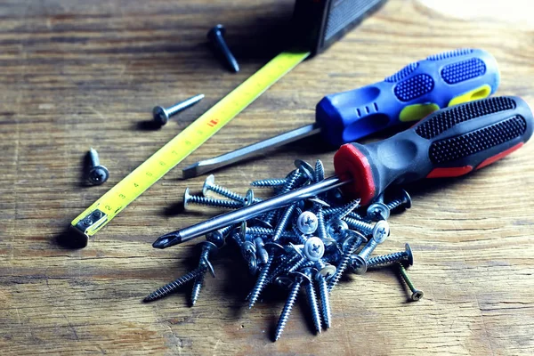 Tornillos y destornillador Ruleta — Foto de Stock