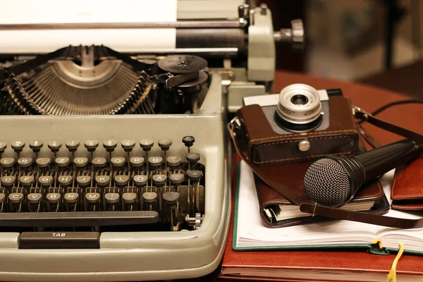 Máquina de escribir y cámara retro — Foto de Stock