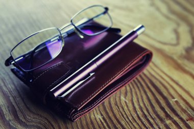 iş kalem gözlük dizüstü bilgisayarı