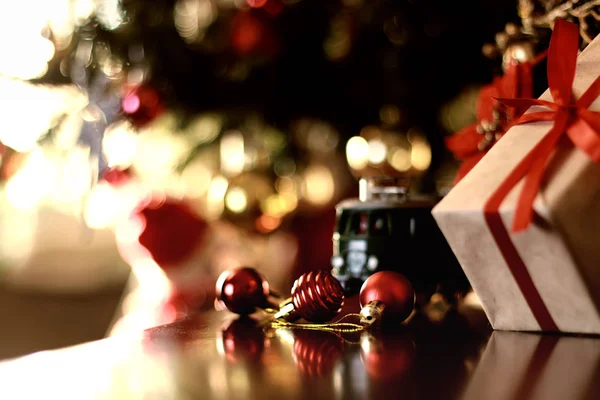 Bola de Navidad de regalo tonificado retro —  Fotos de Stock