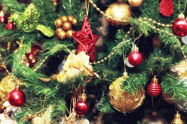 Süslenen Noel ağacı oyuncaklar yeni yıl