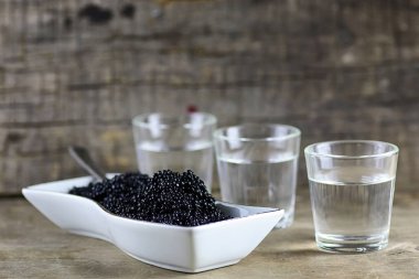 Ahşap arka planda siyah havyar