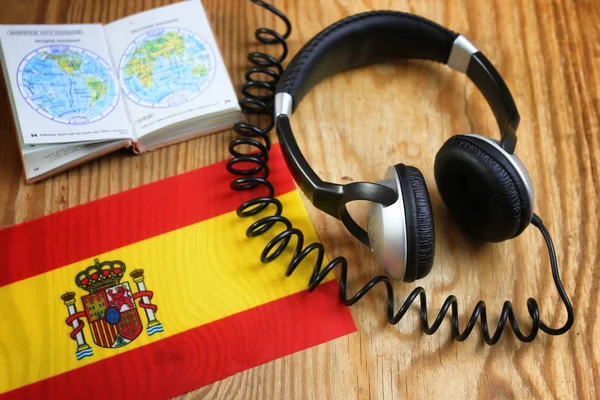 Auriculares y bandera del idioma del curso en una mesa — Foto de Stock