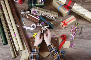 paket kağıdı tatil Noel için hediye el