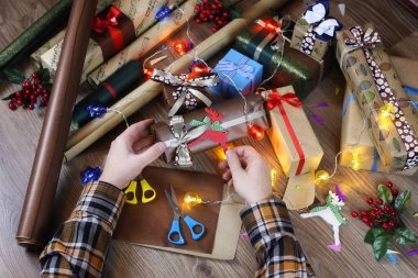 paket kağıdı tatil Noel için hediye el