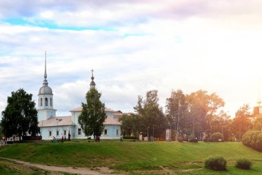 Katedral günbatımı ağaç üzerinde