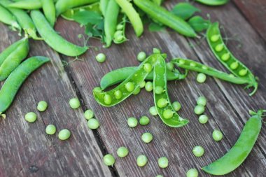 bezelye ahşap arka plan üzerinde