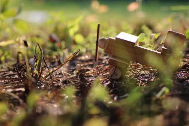 yerdeki açık ahşap uçak