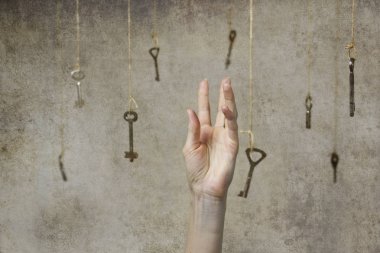 Birçok eski vintage tuşlarından birine uzanan el