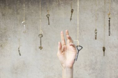 Birçok eski vintage tuşlarından birine uzanan el