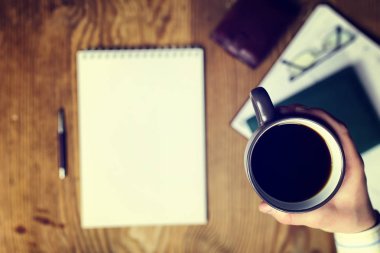 tablo yazma el üstten görünüm tonda