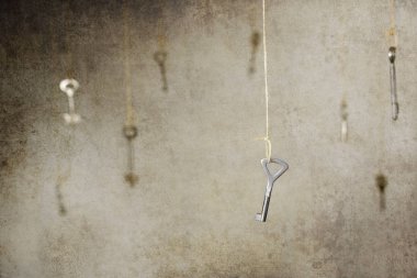 Birçok eski vintage tuşlarından birine uzanan el