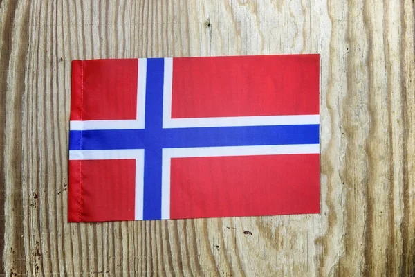 Bandera textil nacional sobre mesa de madera — Foto de Stock