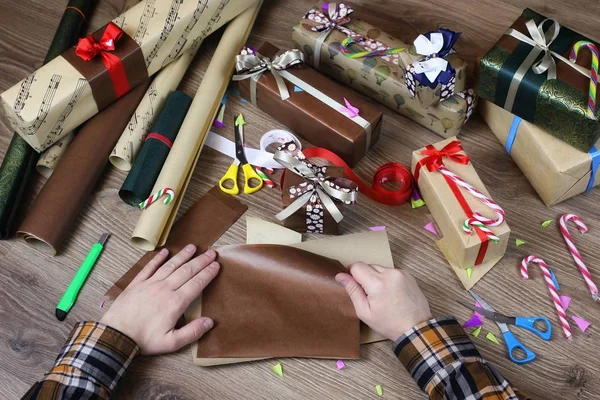 Papier d'emballage cadeau à la main pour les vacances Noël — Photo