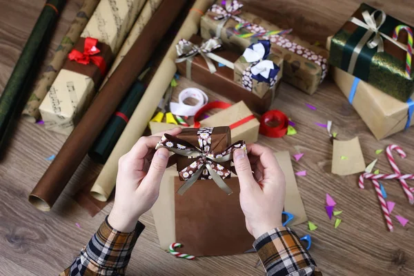 Papier d'emballage cadeau à la main pour les vacances Noël — Photo