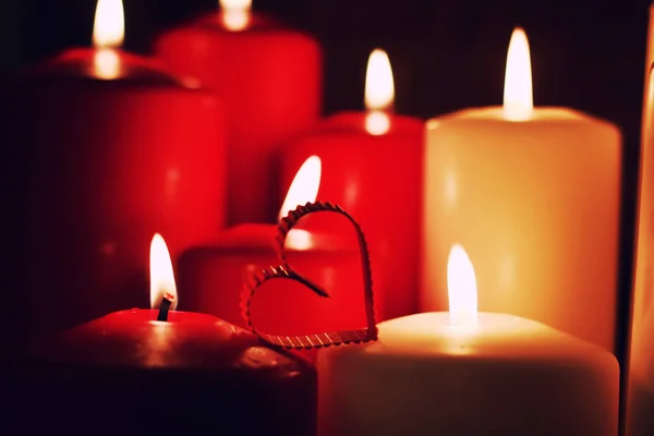 Любов свічка у формі серця — стокове фото