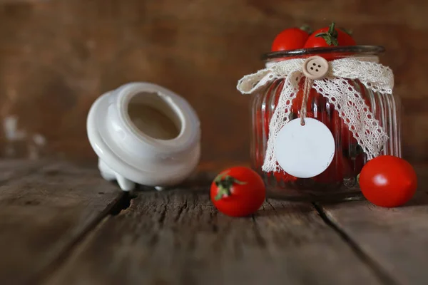Cerise de tomate fraîche dans un bocal en verre — Photo