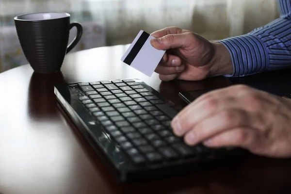 Człowiek płaci za zakupy online za pomocą karty kredytowej — Zdjęcie stockowe