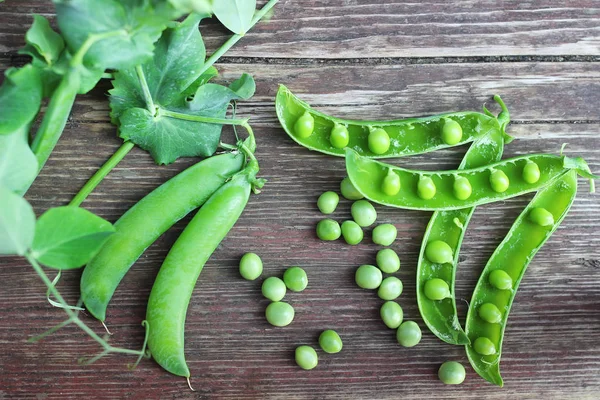 Pea en afstandsensor op de houten achtergrond — Stockfoto