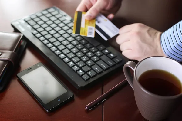 Człowiek płaci za zakupy online za pomocą karty kredytowej — Zdjęcie stockowe