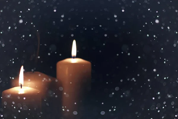 Luz de vela isolado preto com neve — Fotografia de Stock