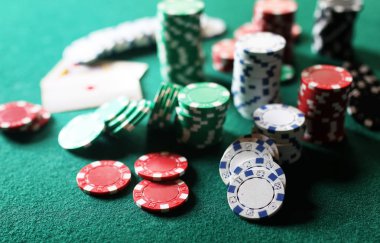 cips ve casino kumar bir yeşil çuha kartlarına kümesi