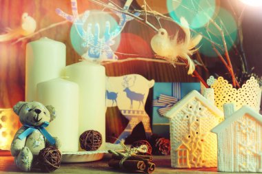 Mumlar dalları oyuncaklar ile kompozisyon