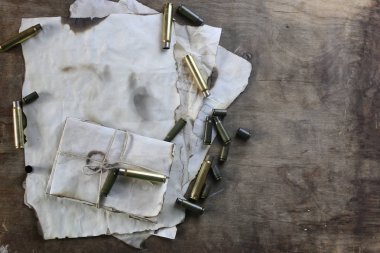 Masanın üzerine kurşun ve retro kağıt