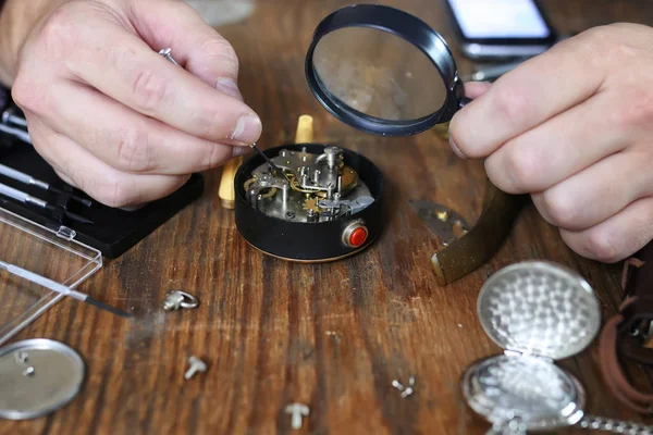 Reloj de reparación de reloj concepto retro trabajando duro en un pasado — Foto de Stock