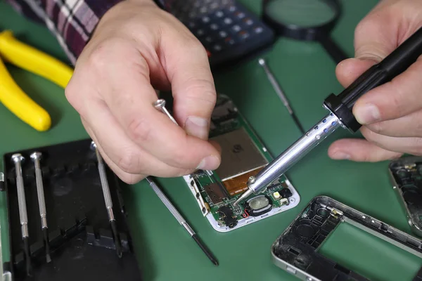 Chip di riparazione del telefono — Foto Stock