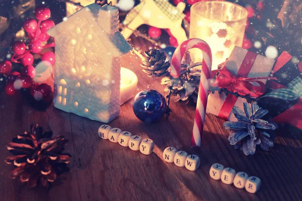 Neujahrstisch Tannenzapfen und Kerze — Stockfoto