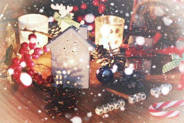 新的一年雪表与松果和蜡烛 — 图库照片